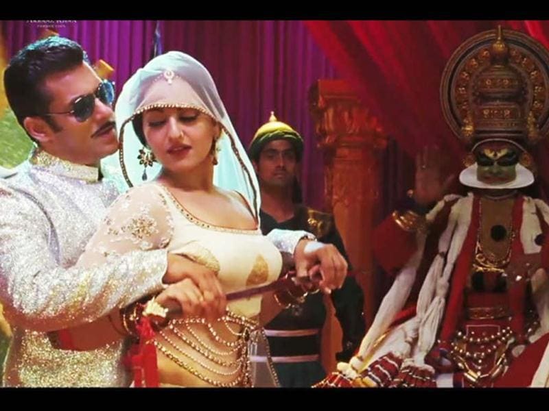 Anupama Chopras Review Dabangg 2 Hindustan Times Listen dabangg 2 music online now.