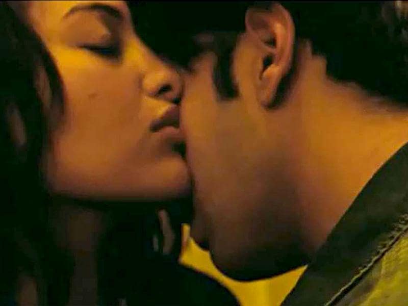 Sonakshi Sinha's mom supervises her sex scene in Lootera | Bollywood -  Hindustan Times