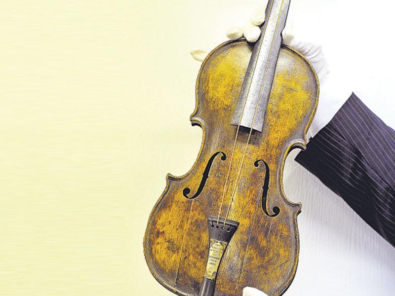Titanic violin set to fetch record price of £400,000 World News