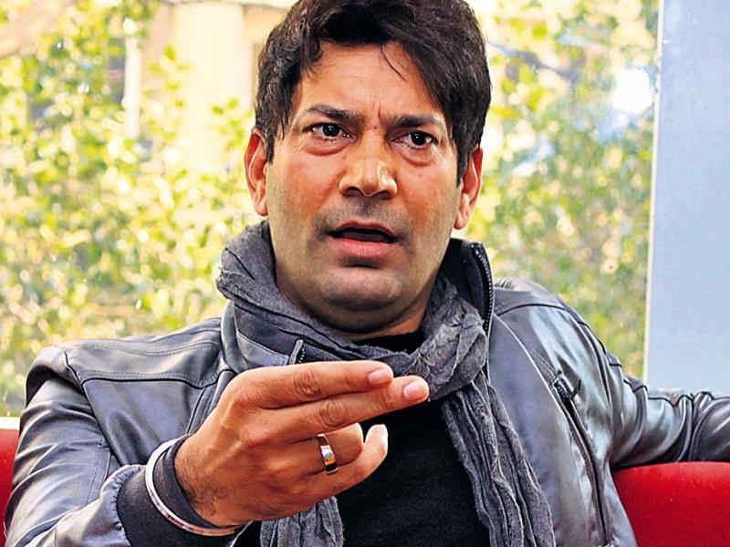 Jasbir Jassi To Fight Against Vulgar Lyrics Hindustan Times Ohdi umar hai baali badi tor nirali dil le gayi kudi gujarat di o dil le gayi kudi.