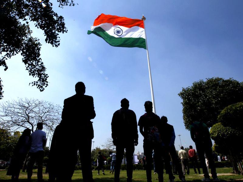 I Day flag hoisting compulsory Govt to babus Latest News India