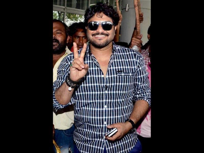 Minister Babul Supriyo Relishes Tea From Roadside Tea Stall Hindustan Times Download lagu sharmilee supriyo (3.22mb) dan streaming kumpulan lagu sharmilee supriyo (4.53mb) mp3 terbaru gratis dan enak dinikmati, video klip sharmilee supriyo mp4. minister babul supriyo relishes tea