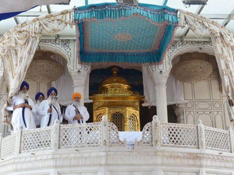 Sant Samaj firm on Bikrami calendar, hands over memo to Takht jathedar