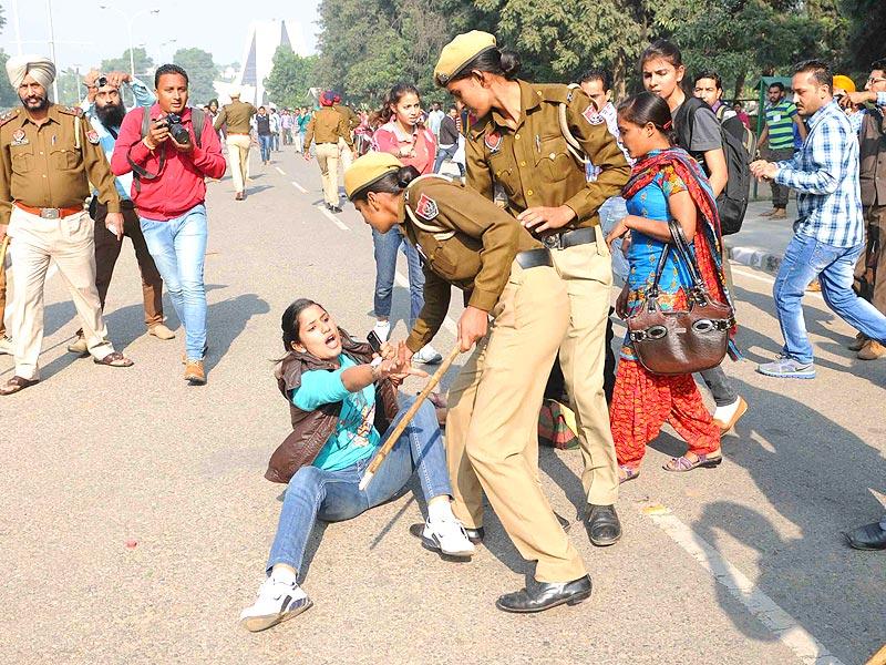 Unemployed linemen lathicharged Hindustan Times