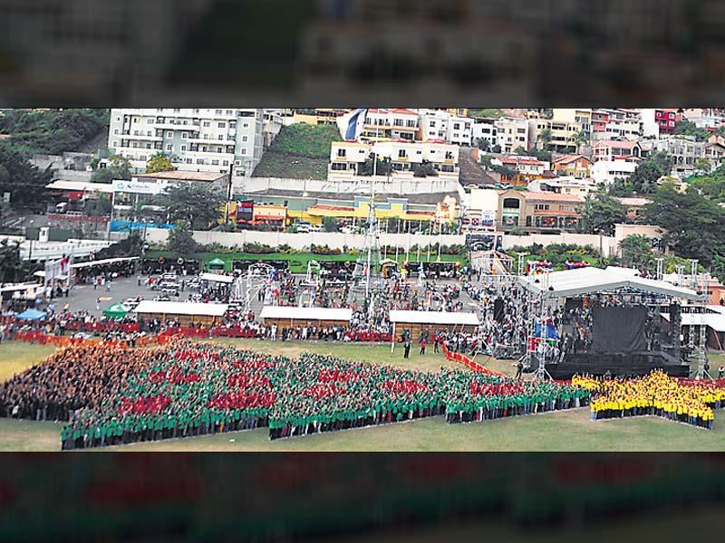 Hondurans create world's largest human Christmas tree Travel