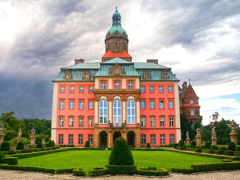 Poland Bollywood S New Switzerland Of Old World Charm And World Class Studios Hindustan Times It stars shahid kapoor and alia bhatt in lead roles, with pankaj kapur and sanjay kapoor in supporting roles. world charm and world class studios