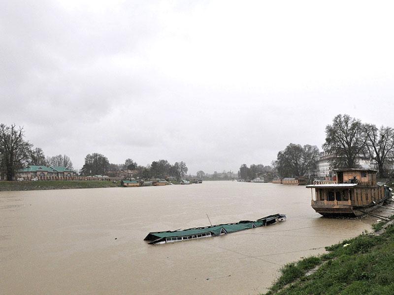 Water Level Of River Jhelum Receding J K Government Hindustan Times Jhelum was flowing at 16.45 feet at sangam in south kashmir, down over six feet compared to 22.80 feet 24 hours earlier, while the water level at ram munshi bagh in the. water level of river jhelum receding j