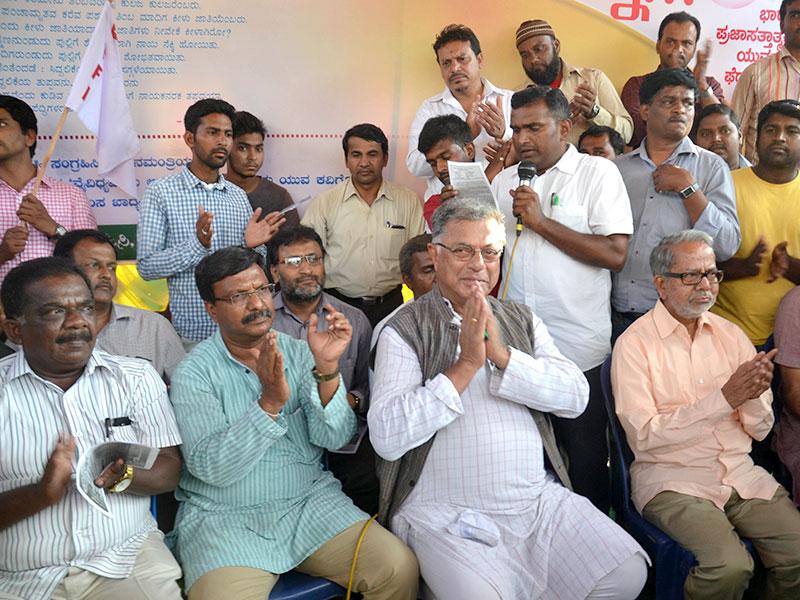 Bengaluru Girish Karnad Joins Protest Against Beef Ban Hindustan Times He debuted as a film actor with samskara. bengaluru girish karnad joins protest