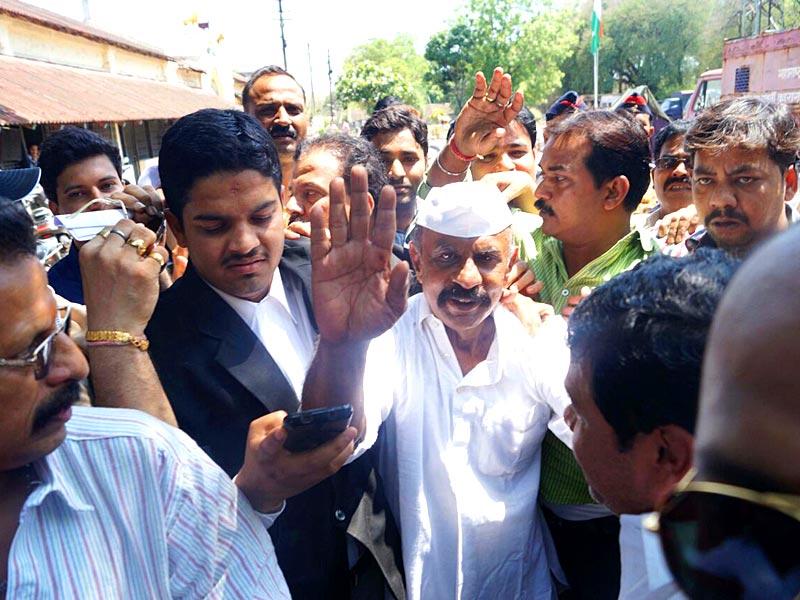 Gangster Arun Gawli Out On Parole For 15 Days To Attend Son S Wedding Hindustan Times Dagdi chawl is a fortress like structure of lower middle class homes, notorious as the headquarters of gawli's underworld outfit. gangster arun gawli out on parole for