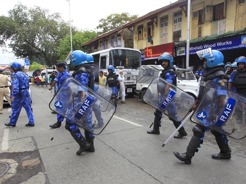 Mumbai Thousands witness Yakub Memon’s burial Mumbai news