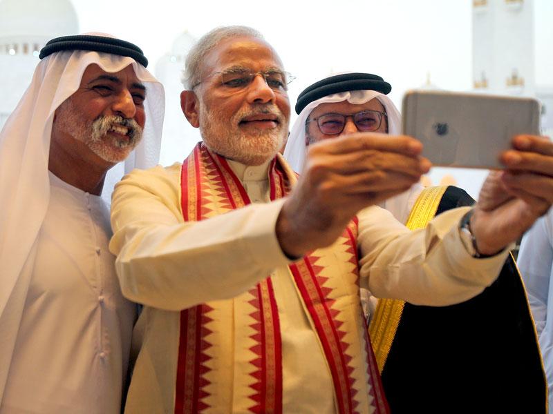 Modi in UAE PM visits Sheikh Zayed Grand mosque, clicks selfie Latest News India Hindustan