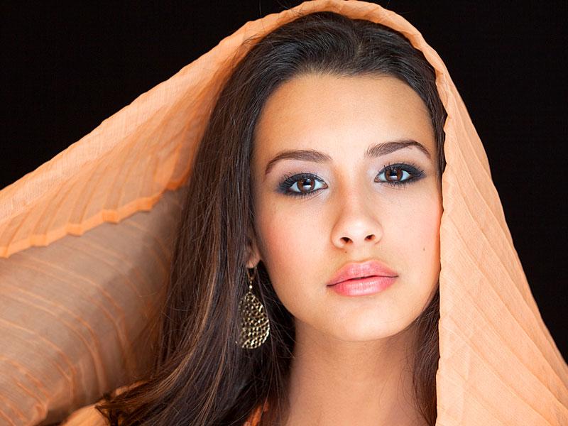 Here's your style guide for a glam look this Raksha Bandhan Hindustan