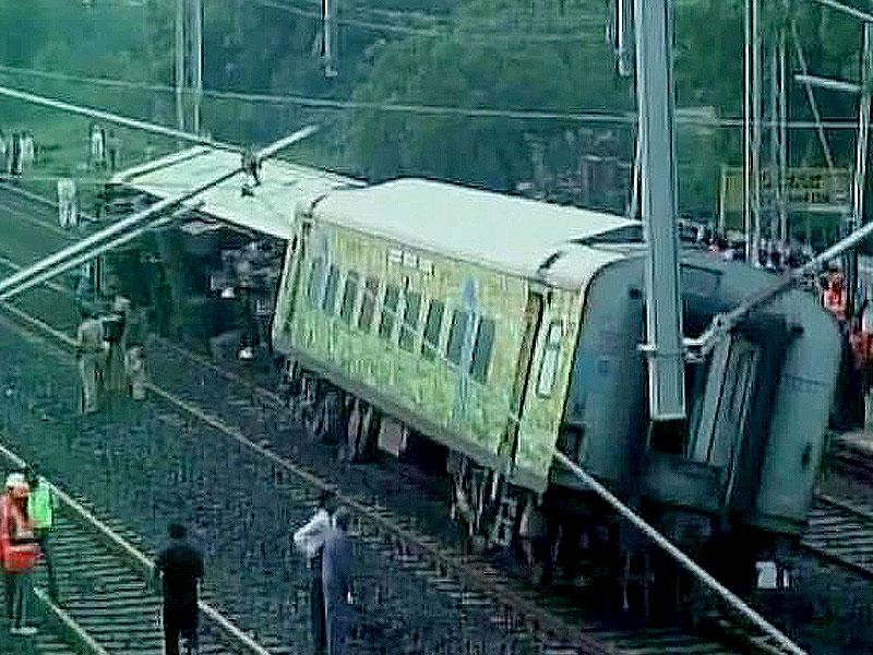 2 killed, 8 injured after Duronto Express derails in Karnataka Latest