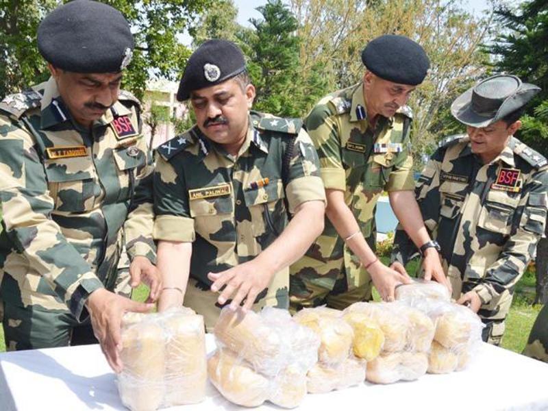 BSF seizes 15 kg heroin along Pakistan border in Punjab | Hindustan Times