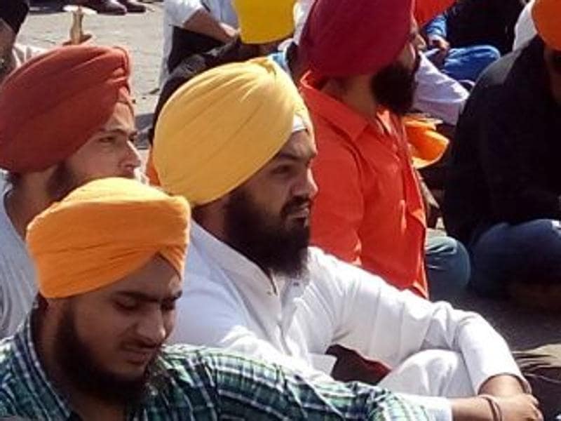 traffic-thrown-out-of-gear-as-sikh-protesters-block-nh-for-7-hrs