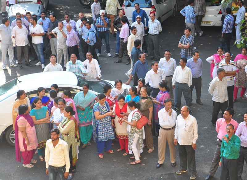 Quake Rattles Tricity Residents Movie Halls Malls Evacuated Hindustan Times Also find details of theaters in which latest hindi movies: