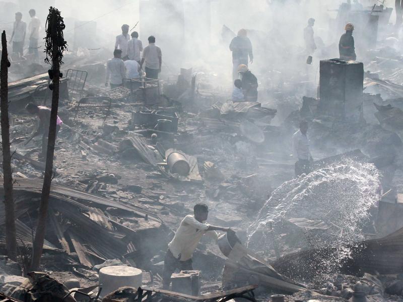 Fire destroys around 1,000 slum homes in Mumbai, 2 killed | Latest News ...