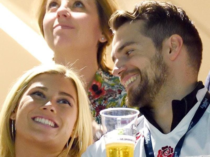 Henry Cavill poses with 19-year-old girlfriend and mum at Batman V Superman  premiere in London - Mirror Online