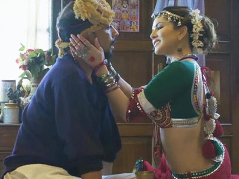 Suny Leone Prayanka Chopra Xnxx - OMG! Sunny Leone to strip in 'Mastizaade' - Hollywood News - IndiaGlitz.com