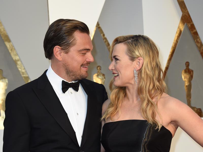 Leonardo DiCaprio and Kate Winslet walk in together at the Oscars ...