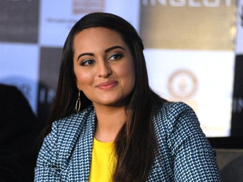 Sonakshi Sinha's striking blue smokey eye look is bold and hot and here's  how you can try it : Bollywood News - Bollywood Hungama