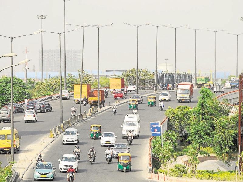 Shortage of bulbs and tubelights delay repair of streetlights in Noida
