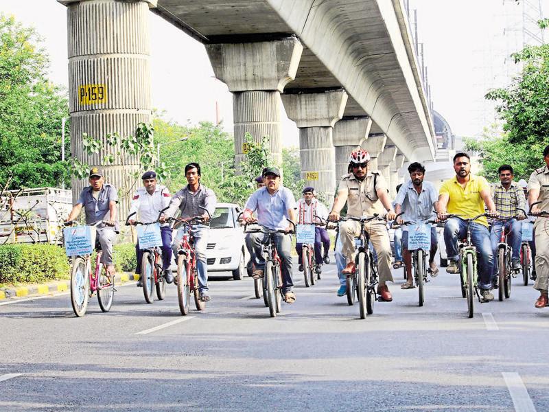 Gurgaon residents ‘bike to work’ on carfree day Hindustan Times