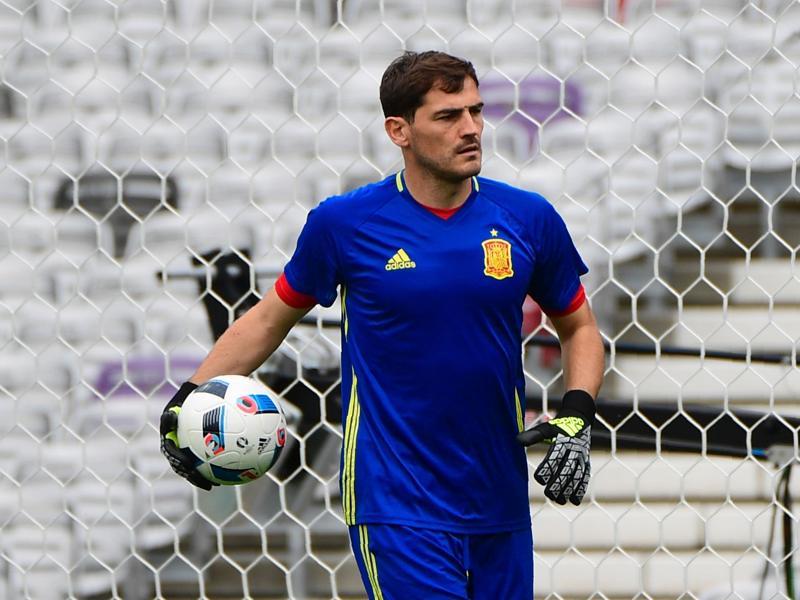 Dropping Casillas is painful for me, says Spain coach Del Bosque ...