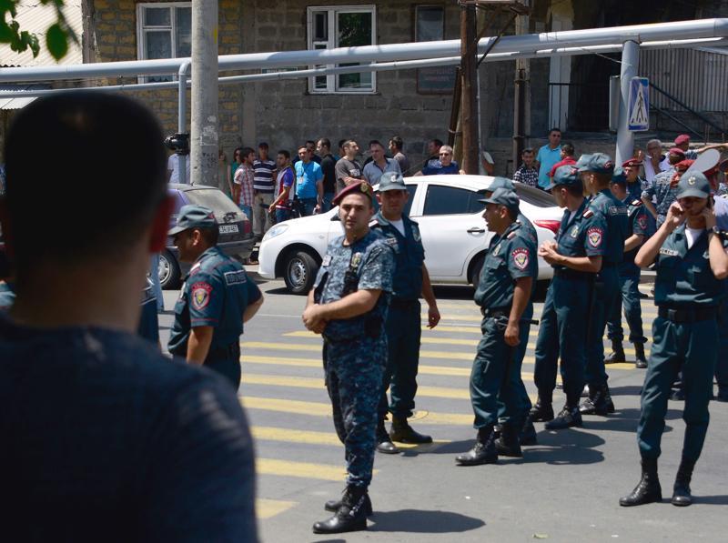 Ереван стрельба. Полицейский участок в Армении. Полиция Еревана. Полиция Еревана ночью. Полиция оккупировала горд.