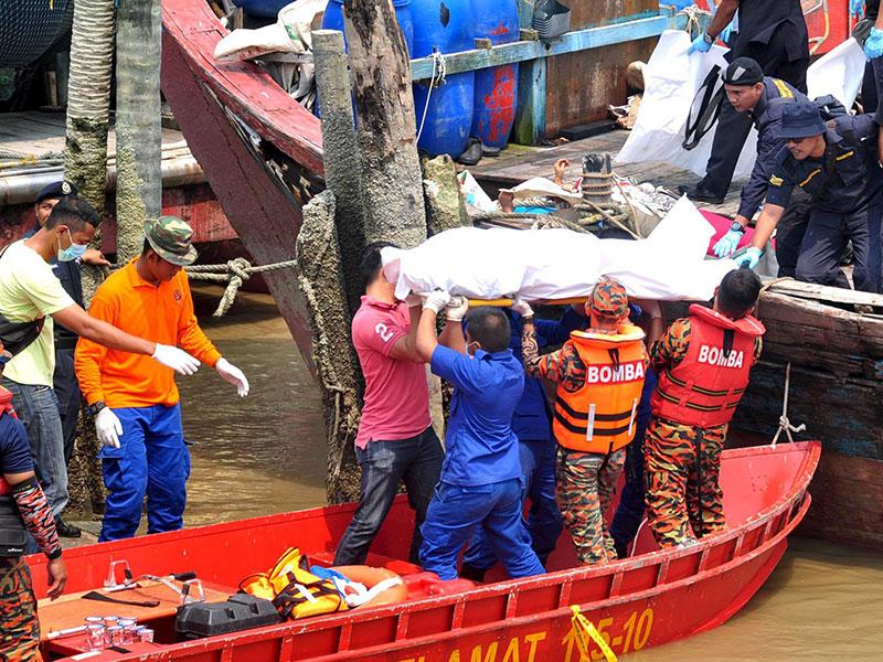 ‘Horrible nightmare’ Malaysia recovers 8 bodies in boat accident, 20