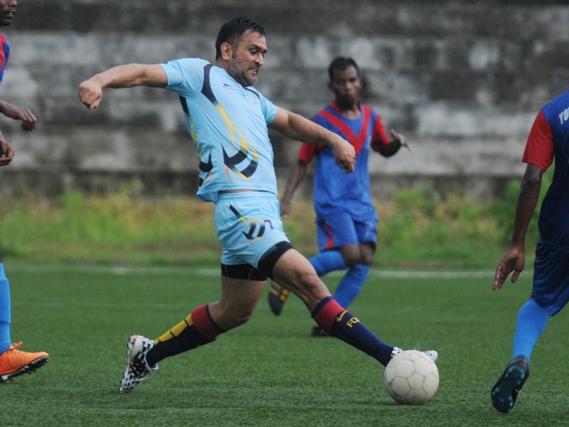 dhoni-football_2ea09024-567f-11e6-9aeb-9df9517d5433.jpg