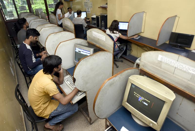 20 years on: India's cyber cafes disappearing as pocket internet takes over  | Latest News India - Hindustan Times