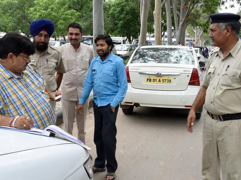 Sec 17 parking: Tough words, soft action as Chandigarh MC challans only ...