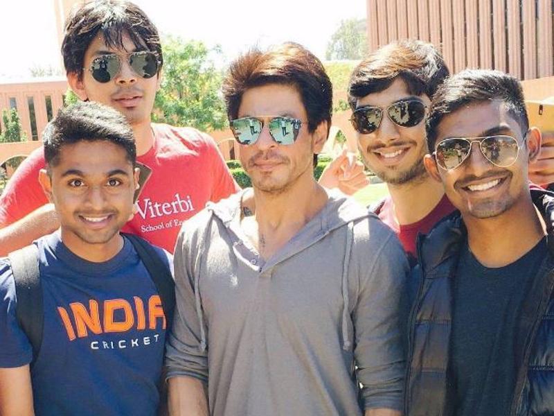 SRK goes college-hopping for Aryan but kids won’t let him go without selfies | Hollywood - Hindustan Times