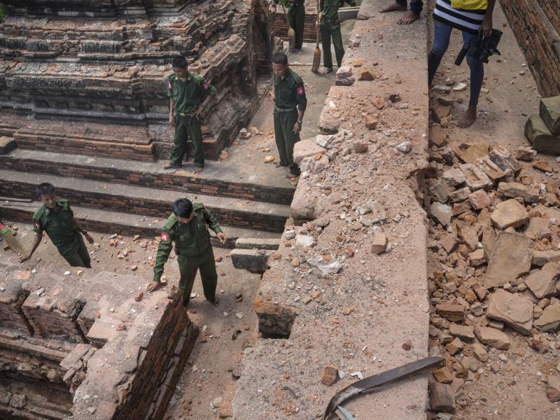 Myanmar quake Soldiers, residents use brooms and hands to clear debris