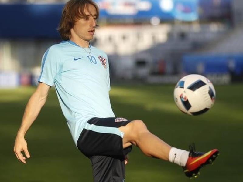 Real Madrid’s Luka Modric faces month out after knee surgery | Football