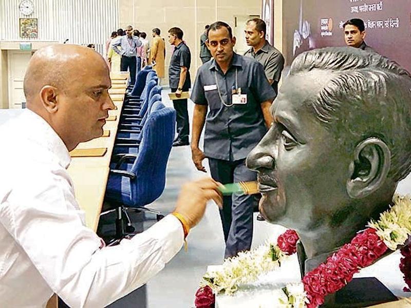 Modi unveils sculpture made by Kumawat Hindustan Times