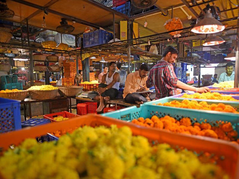 Before the onset of Diwali, Dadar flower market is abuzz with activity