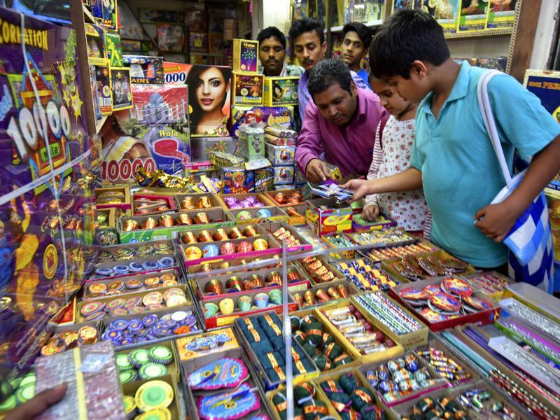 banned-chinese-crackers-are-a-hit-in-delhi-markets-latest-news