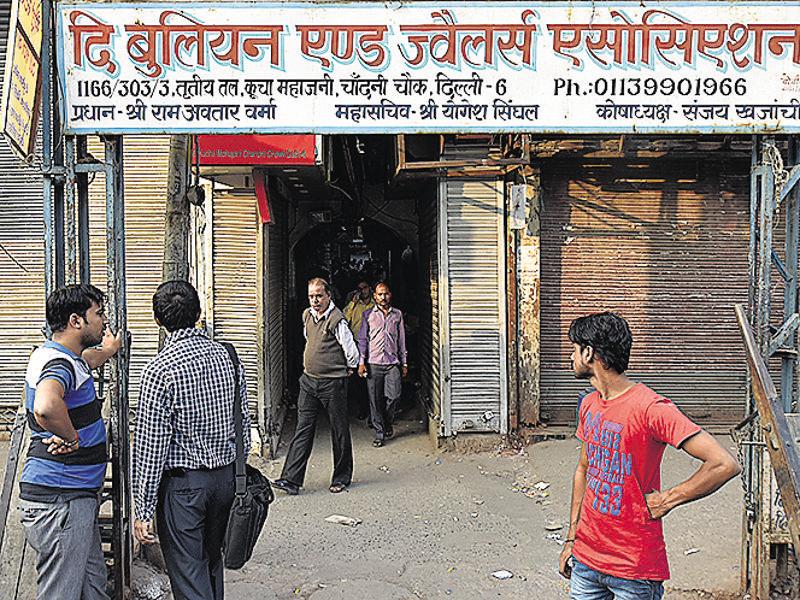 Chandni Chowk remains closed over fear of raids, few customers Latest