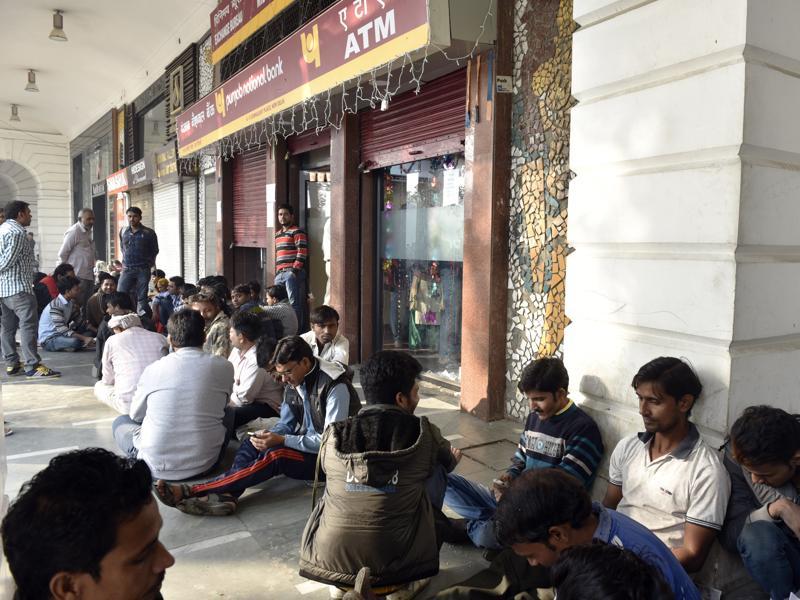 Banks open today, but only senior citizens can exchange scrapped notes