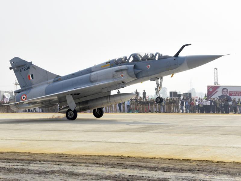 In pics: IAF’s Sukhoi, Mirage jets ‘touch down’ on Agra-Lucknow ...