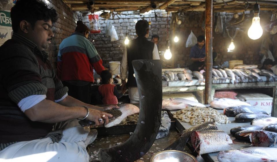 Noida’s meat, fish vendors’ peak season hit by cash crunch Hindustan