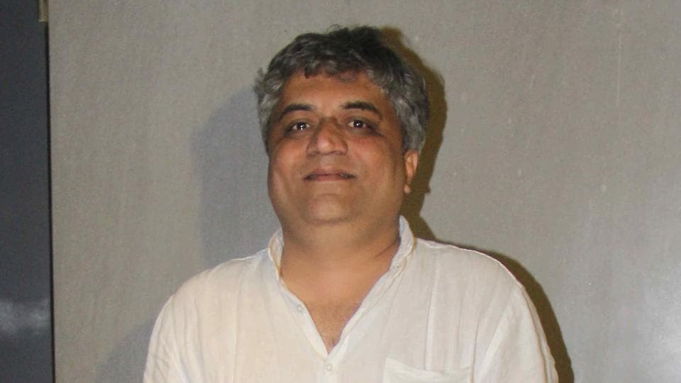 It Was About Time That A Songwriter Won A Nobel Says Swanand Kirkire Hindustan Times Behti hawa sa tha wo, udti patang sa tha wo he was like the flowing breeze, he was like the flying kite kahaan gaya use dhoondo where has he gone, search for him. nobel says swanand kirkire