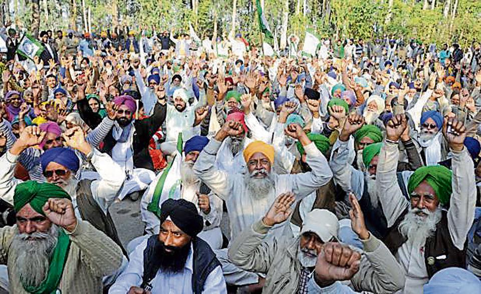 Farmers protest outside Rakhra’s house in Patiala - Hindustan Times