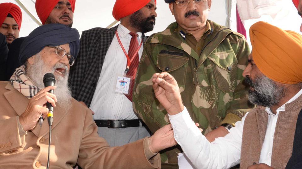 Pargat Singh Barges Into CM Badal s Show Confronts Him Hindustan Times