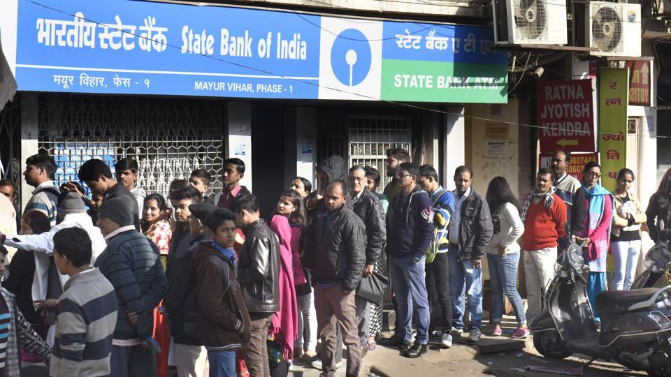 Demonetisation: RBI rule on deposits over Rs 5000 puts bankers in  customers' line of fire - Hindustan Times