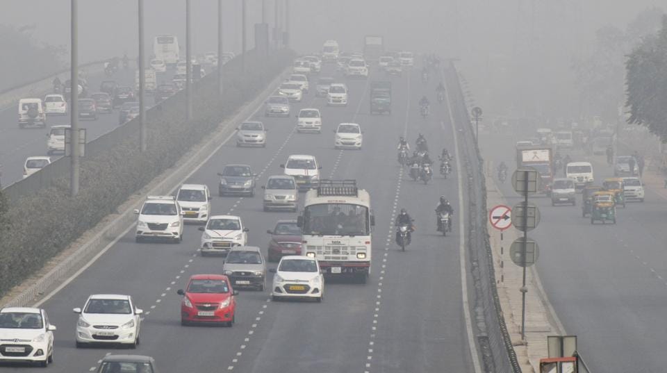 Morning traffic crawls as fog reduces visibility in Gurgaon - Hindustan ...