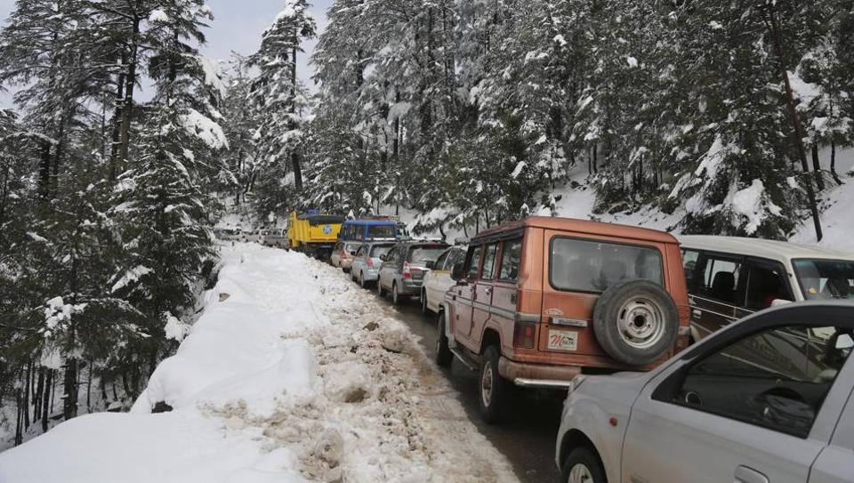 Heavy rain, snow keeps Jammu-Srinagar highway closed for 3rd day ...