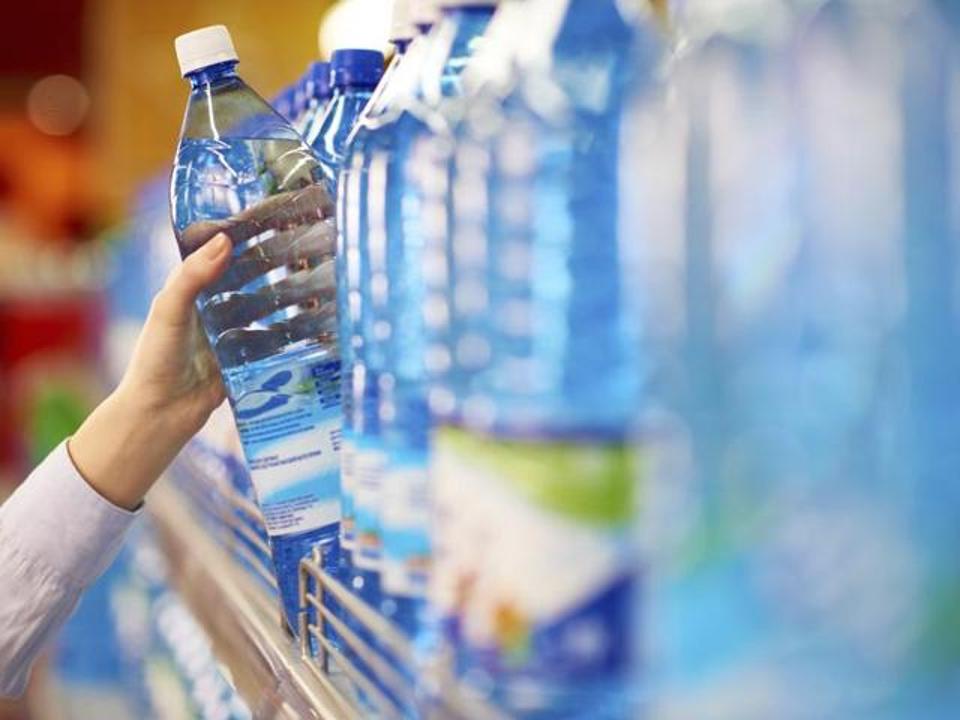 Airport Bans the Sale of Plastic Water Bottles - WAKA 8